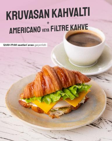 Kruvasan kahvaltı tabağı 